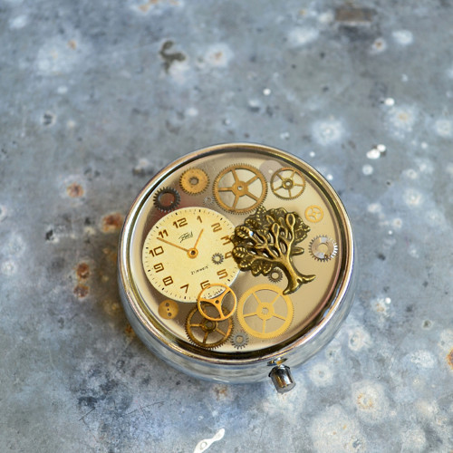 Steampunková lékovka, strom života a ciferník
