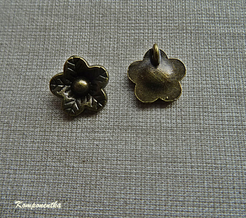 Krásný kovový přívěsek kytička 4x12mm 1kus