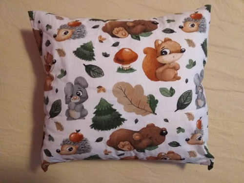Polštářek s motivem lesních zvířátek 40x40 cm