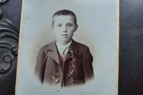 Chlapec ...stará kabinetní fotografie