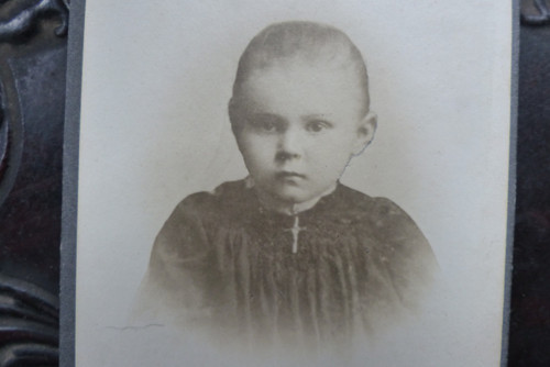 S křížkem ...stará kabinetní fotografie