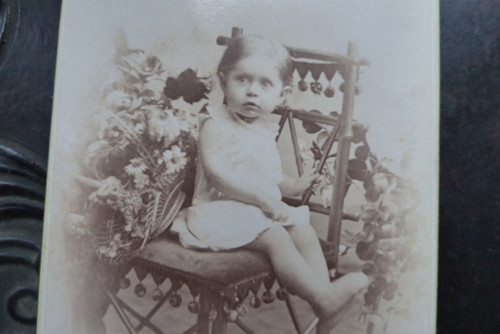 S květinami ...stará kabinetní fotografie