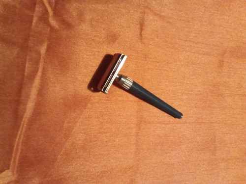 Gillette holicí strojek.