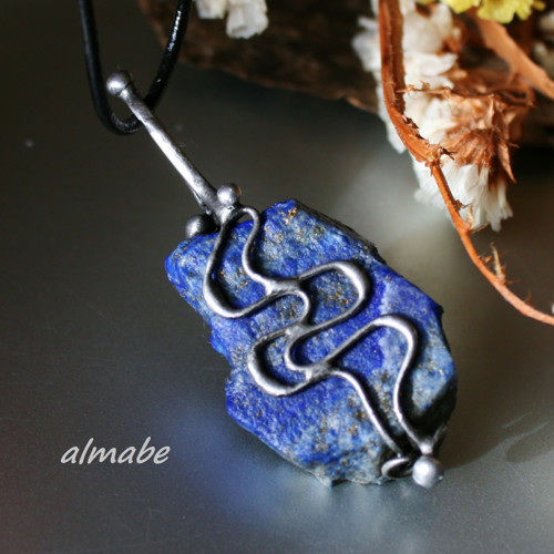 Přírodní modrý kámen (lapis lazuli) — foto 1