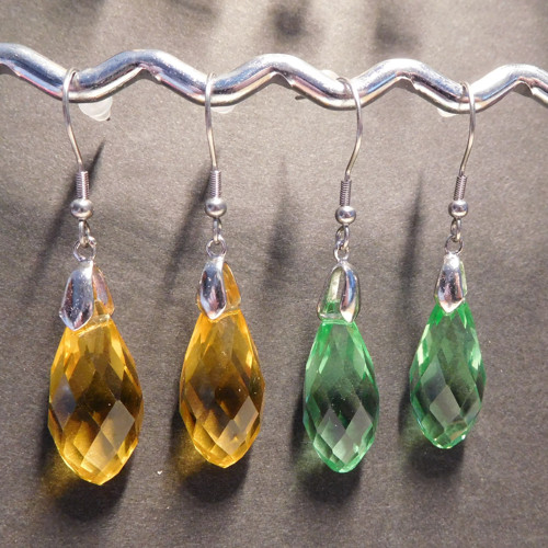 Visací náušnice se skleněnou slzou