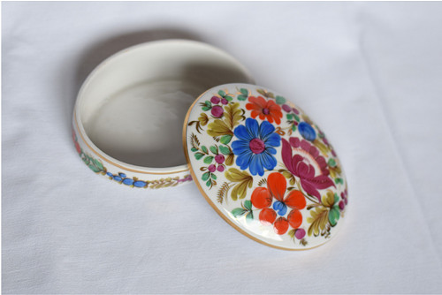 Oválná porcelánová dóza — foto 1