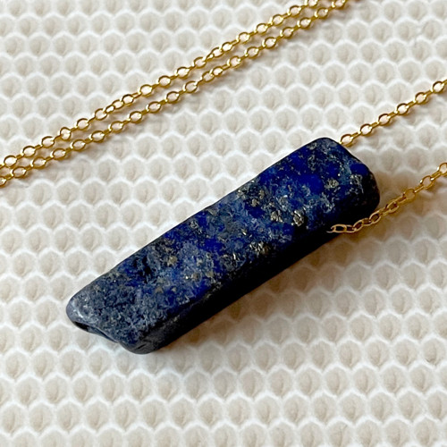 Náhrdelník s krystalem lapisu lazuli