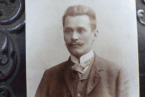Vesta a vázanka...stará kabinetní fotografie