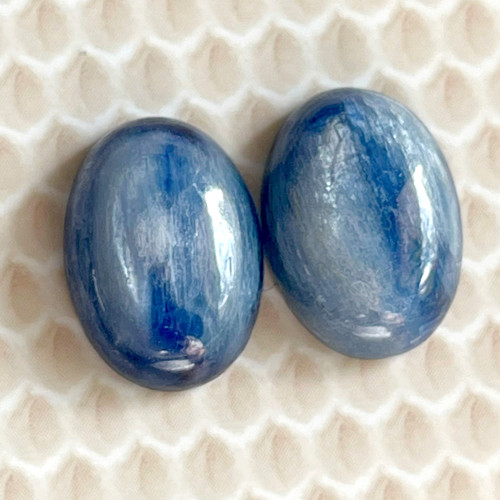 Kyanit kabošon ovál / 14x10mm