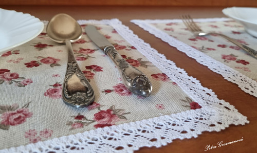 Prostírání s aplikací bílé krajky šíře 25 mm