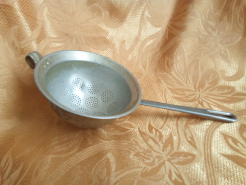 Cedník z hliníku