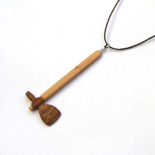 Drevený prívesok - tomahawk