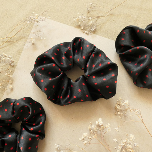 Gumička scrunchie s puntíky - 100% hedvábí — foto 1