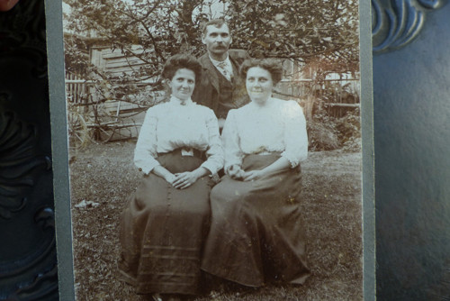 V zahradě...stará kabinetní fotografie