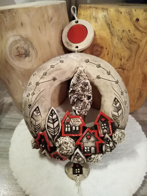 Věnec z keramiky - VESNIČKA - průměr 30 cm — foto 1