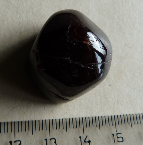 Granát - almandin - 2,4 cm