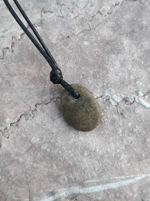 Přívesek z říčního oblázku