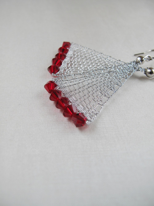 Stříbrné triangly s červenými krystaly