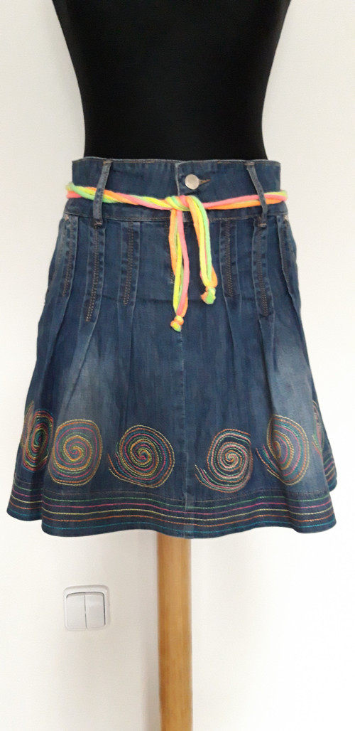 SLEVA - jeans sukně s aplikacemi — foto 1