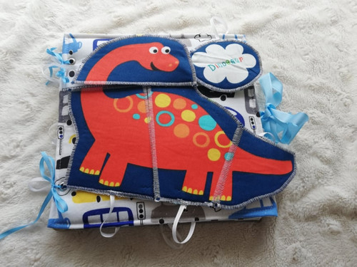 Quiet book s dinosaurem