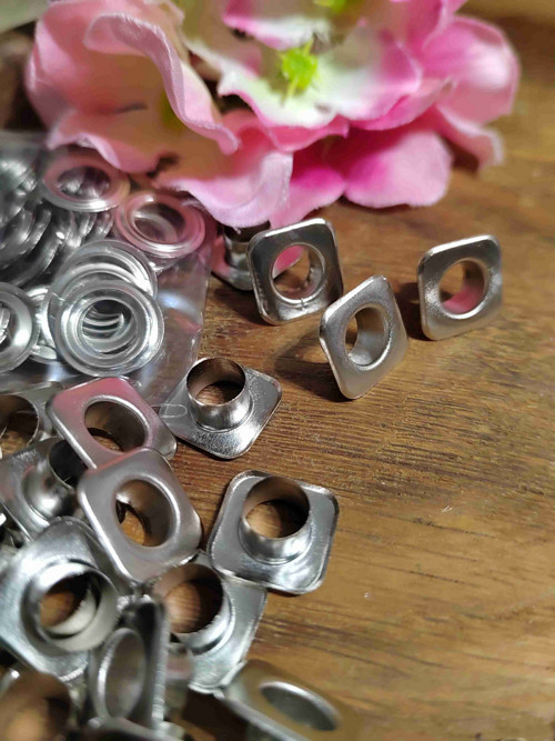 Průchodka čtverec s podložkou vnitřní Ø7 mm