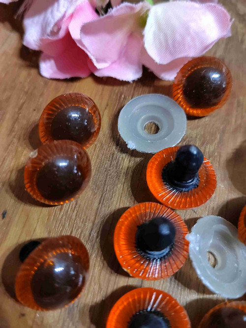 Oči s pojistkou Ø18 mm hnědá