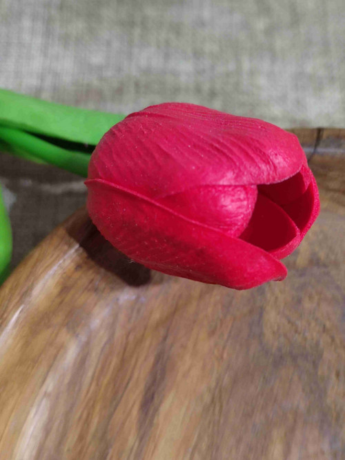 Umělý tulipán červený