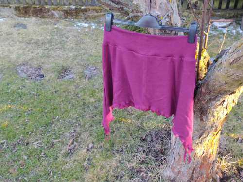Kraťoučká sukně s cípy bordo