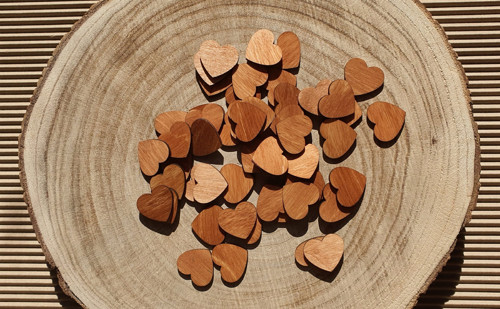 Dekorace srdíčka šířka 3cm, 50ks