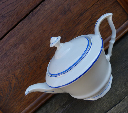 S modrou linkou...porcelánová konvice