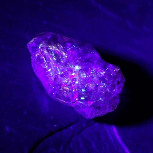 Petrolejové enhydro - fluorescentní pod UV