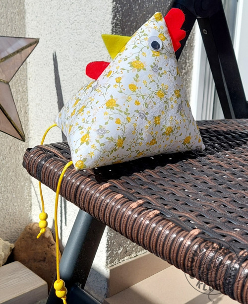 Slepička sedící vysoká 16 cm S RŮŽIČKAMI
