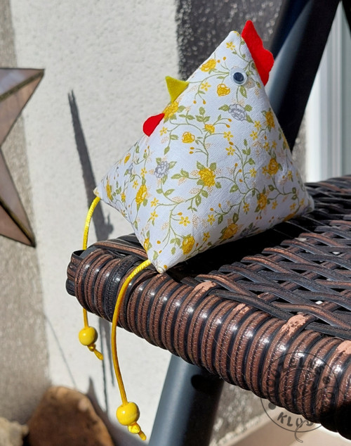 Slepička sedící vysoká 10 cm S RŮŽIČKAMI