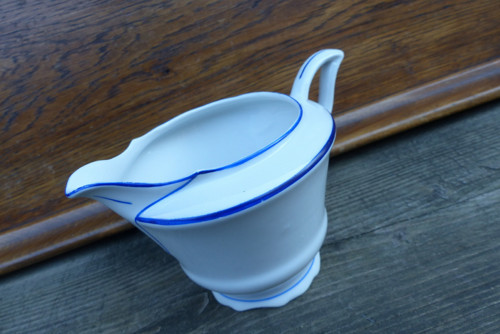 S modrou linkou...porcelánová mléčenka