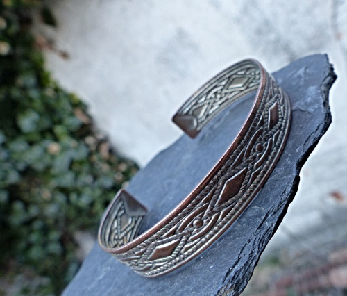 V ornamentech ...kovový bižuterní náramek