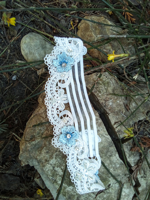 Svatební podvazek Ivory - modré krajkové květy 9