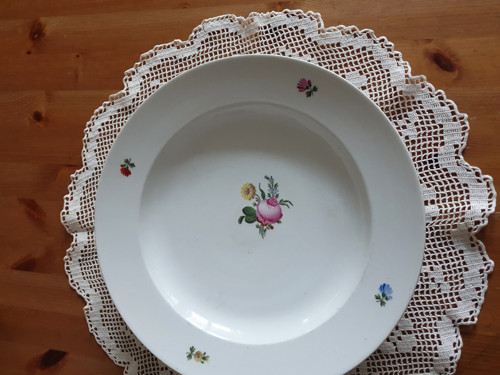 Květiny na talíři - porcelán — foto 1