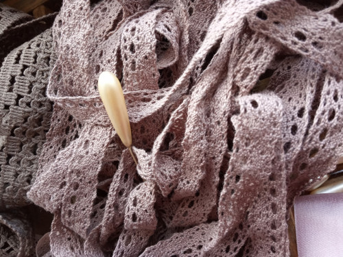 Brown Purple - bavlněná krajka