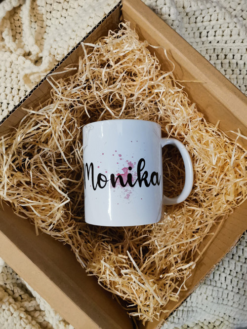 Hrnek se jménem, Monika