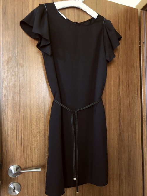 Elegantní černé šaty — foto 1