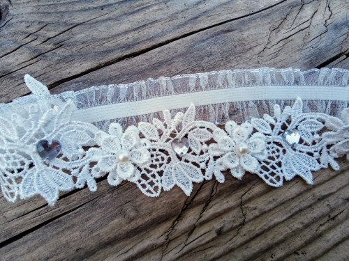 Krajkovýsvatební podvazek Ivory - srdíčka