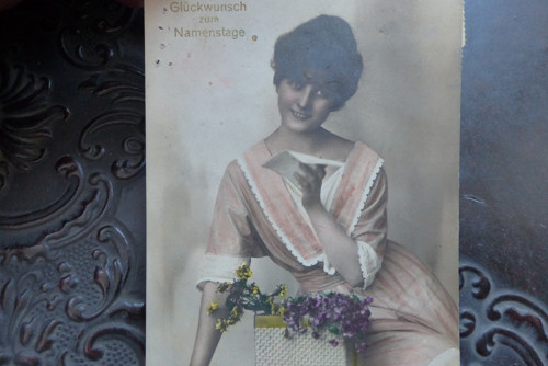 Dívka s květinami...stará pohlednice — foto 1