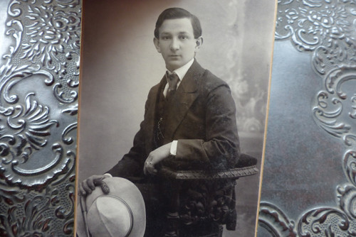 Mladík s kloboukem... kabinetní fotografie