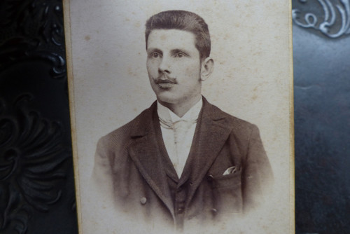 S kapesníčkem ...stará kabinetní fotografie