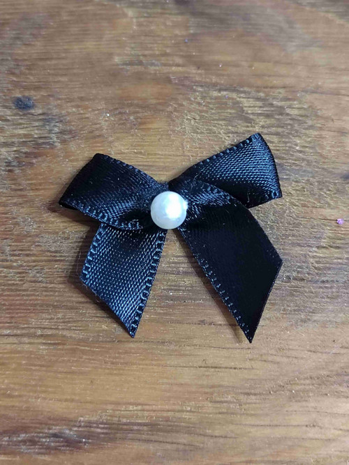 Mašle saténová 30x35 mm s perlou černá