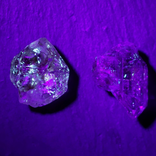 Petrolejové enhydro - fluorescentní pod UV