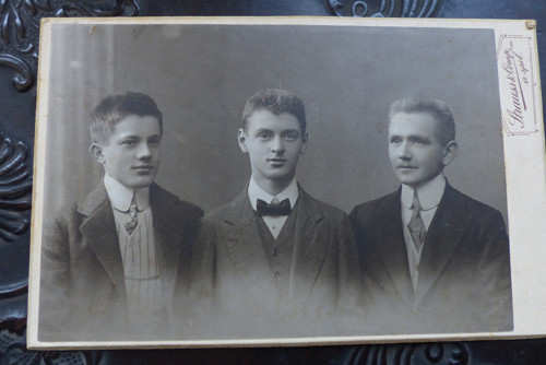 Přátelé ...stará kabinetní fotografie