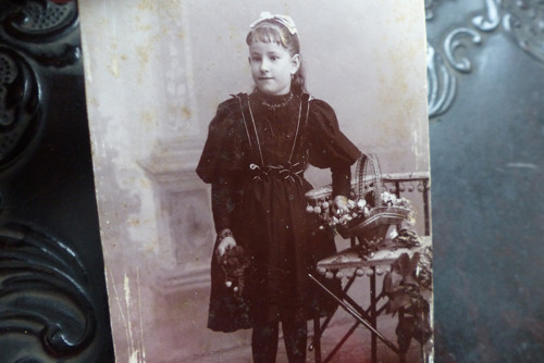S košíkem květin ...stará kabinetní fotografie