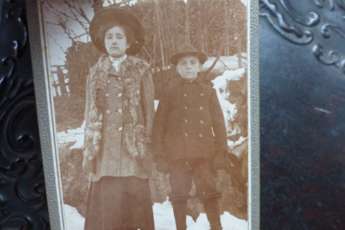 V kožešinové vestě ...stará kabinetní fotografie