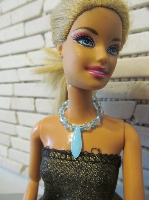 Náhrdelník pro Barbie - světlý tyrkys 1